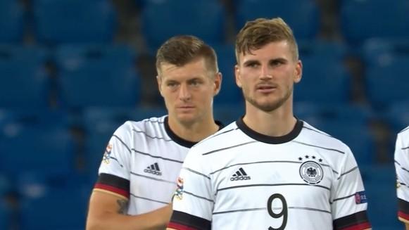 德国足球队服装（国家队主场球衣却没有选择国旗的颜色）(24)