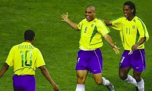 年巴西世界杯阵容（简述2002年世界杯巴西英格兰之战）(2)