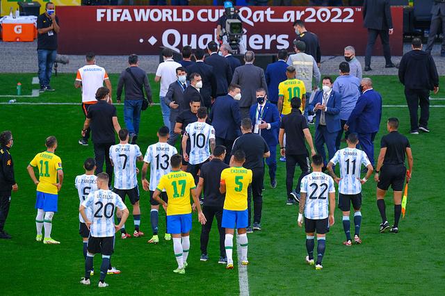 巴西阿根廷比赛8分钟被迫中断（巴西和阿根廷的比赛怎么中断了）(1)