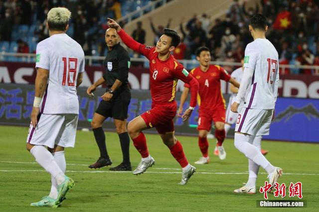中国男足最近比赛结果（国足0-2不敌阿曼世预赛征程）(4)