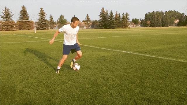 足球训练几个基本动作（五个让你快速提升球感的训练动作）(4)