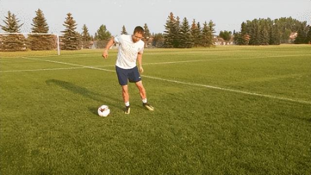 足球训练几个基本动作（五个让你快速提升球感的训练动作）(2)