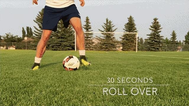 足球训练几个基本动作（五个让你快速提升球感的训练动作）(7)