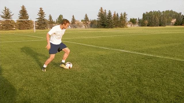 足球训练几个基本动作（五个让你快速提升球感的训练动作）(6)