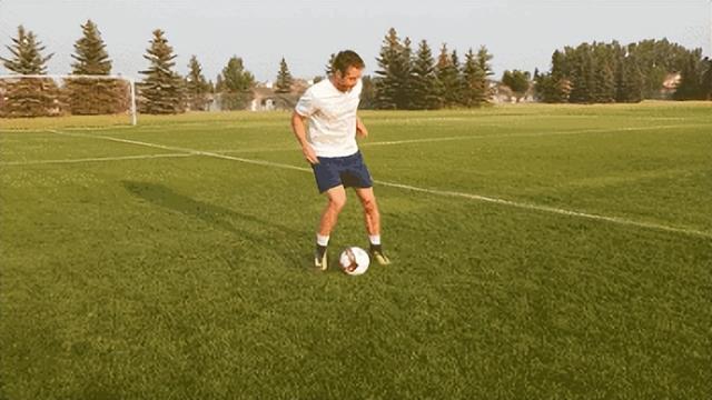 足球训练几个基本动作（五个让你快速提升球感的训练动作）(8)