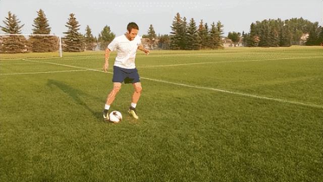 足球训练几个基本动作（五个让你快速提升球感的训练动作）(10)