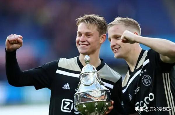 荷兰杯冠军奖杯（阿贾克斯豪取荷兰杯冠军）(4)