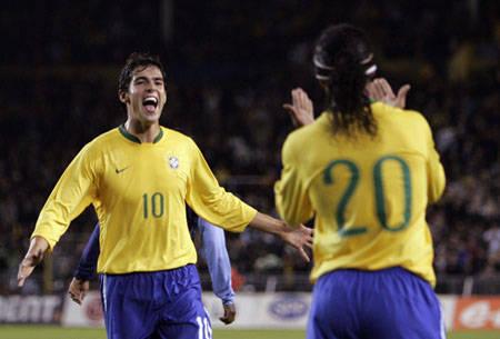 06年世界杯巴西队被谁淘汰（06年世界杯巴西有卡卡和小罗）(1)