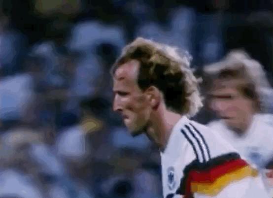 1990年世界杯德国队阵容（马特乌斯1990年世界杯决赛图片）(2)