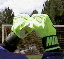守门员如何保护手指的方法（手指托球和用拳击球的要点及易错点）(4)