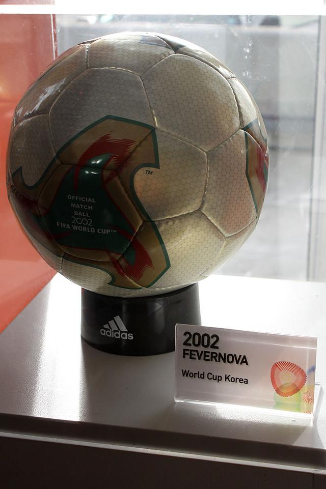 2022世界杯用球名字（历届世界杯官方指定用球）(9)