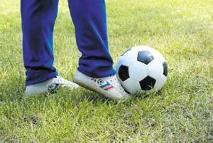 脚背正面踢球动作要领（直观简述六种踢足球技术动作方法）(2)