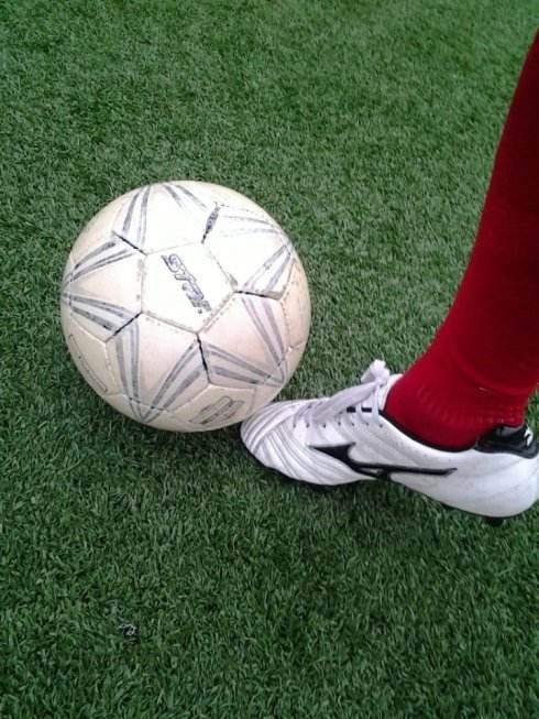 脚背正面踢球动作要领（直观简述六种踢足球技术动作方法）(11)