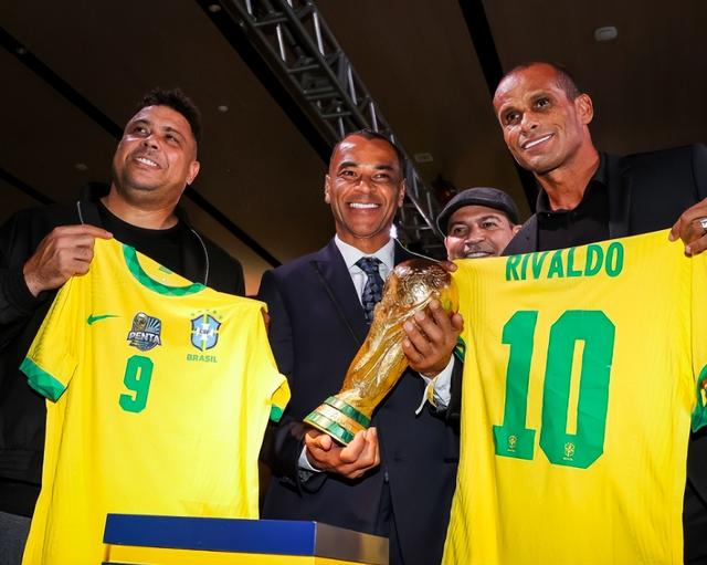 巴西世界杯冠军是谁（巴西02世界杯冠军成员再聚首）(3)