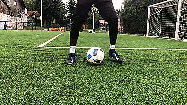 足球基础入门教学（五个简单有效的初级过人技巧）(3)