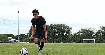 足球过人基本动作（初学者必会的十一个技能）(37)