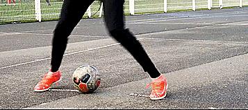 10个简单的足球小技巧（10个令人印象深刻的花式足球技巧）(9)
