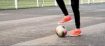 10个简单的足球小技巧（10个令人印象深刻的花式足球技巧）(11)