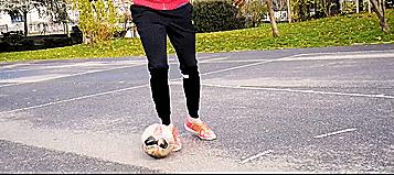 10个简单的足球小技巧（10个令人印象深刻的花式足球技巧）(16)