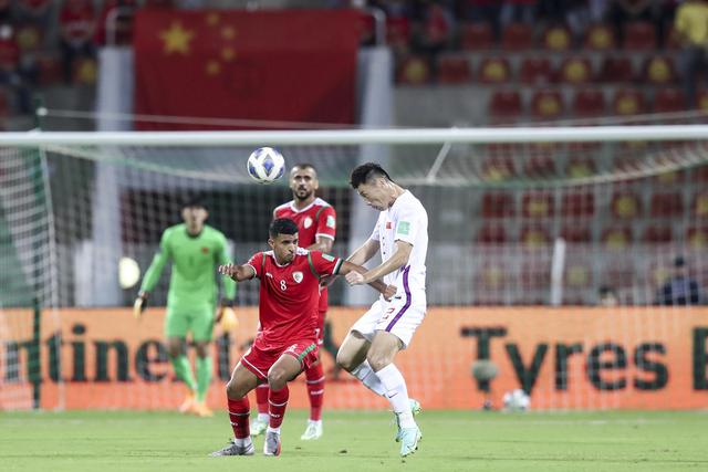 中国足球对阵阿曼（国足0比2不敌阿曼 结束世预赛之旅）(2)
