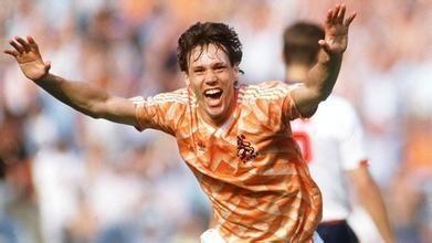 荷兰足球历史最佳阵容（盘点荷兰足球的历史最佳11人）(8)