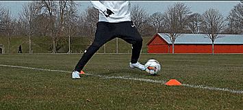简单的足球过人动作（职业中场常用的五个过人技巧）(2)