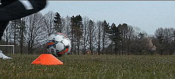 简单的足球过人动作（职业中场常用的五个过人技巧）(7)