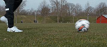 简单的足球过人动作（职业中场常用的五个过人技巧）(8)