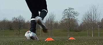 简单的足球过人动作（职业中场常用的五个过人技巧）(16)
