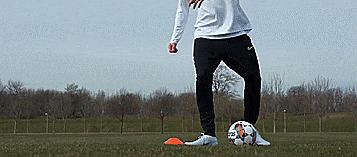 简单的足球过人动作（职业中场常用的五个过人技巧）(14)