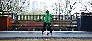 花式足球基本动作（三分钟就能学会的三个花式足球技巧）(4)