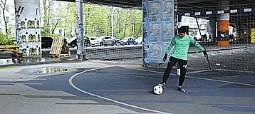 花式足球基本动作（三分钟就能学会的三个花式足球技巧）(7)