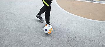 花式足球基本动作（三分钟就能学会的三个花式足球技巧）(9)