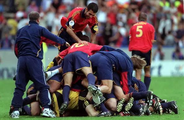 2000年欧洲杯比利时门将（历届欧洲杯最佳球员一览表）(11)
