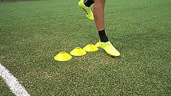 足球过人15种最简单慢动作教学（20个快速脚步训练从易到难）(6)