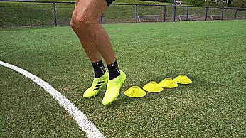 足球过人15种最简单慢动作教学（20个快速脚步训练从易到难）(2)