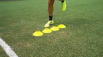 足球过人15种最简单慢动作教学（20个快速脚步训练从易到难）(7)