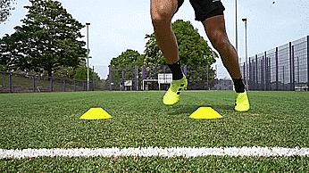 足球过人15种最简单慢动作教学（20个快速脚步训练从易到难）(20)