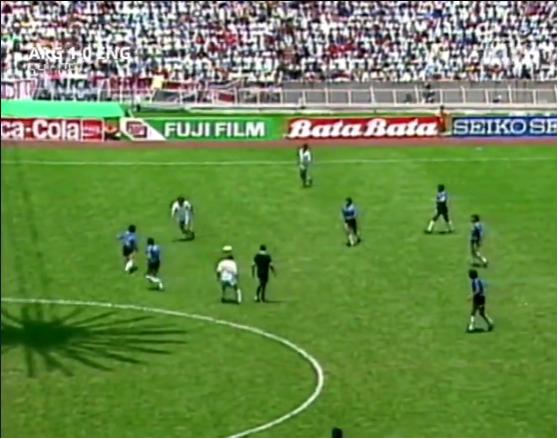 马拉多纳进球集锦（1986世界杯阿根廷对英格兰）(33)
