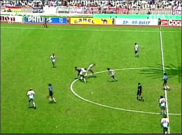 马拉多纳进球集锦（1986世界杯阿根廷对英格兰）(49)