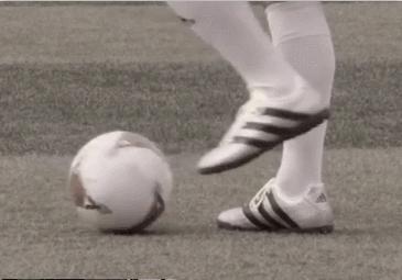 足球基本功训练（5个实用控球技术及训练）(13)