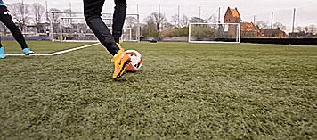 超简单的足球过人动作（五个基础变向过人技巧）(7)