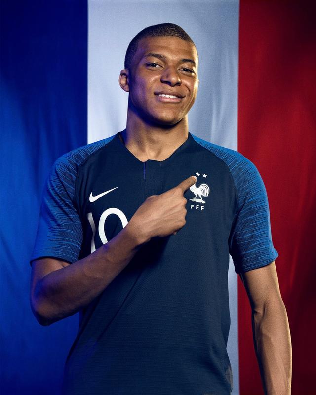 法国队2018球衣（法国夺冠发布两星队徽和球衣）