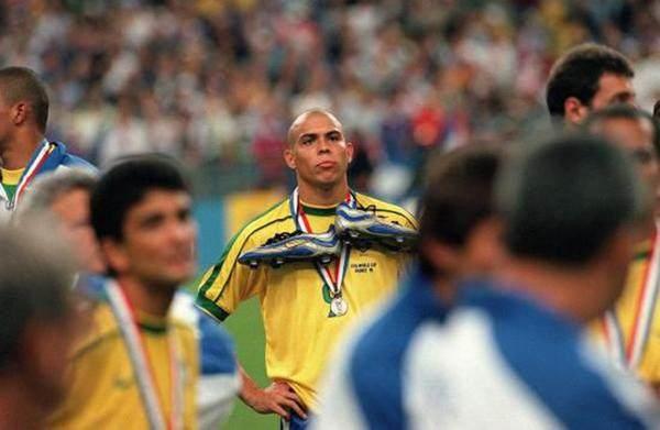 1998年世界足球先生排名（金球奖前三名得主）(6)